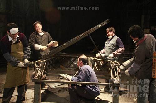 《钢的琴》（The Piano in a Factory）剧照