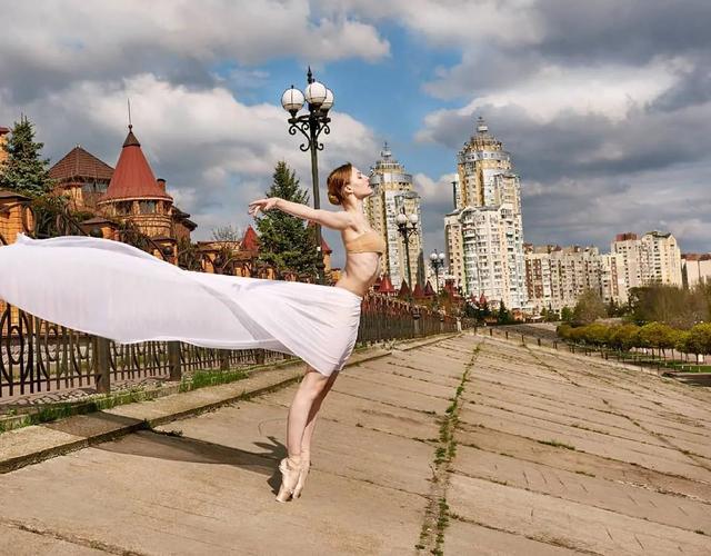 芭蕾的艺术魅力：女性的柔韧之美